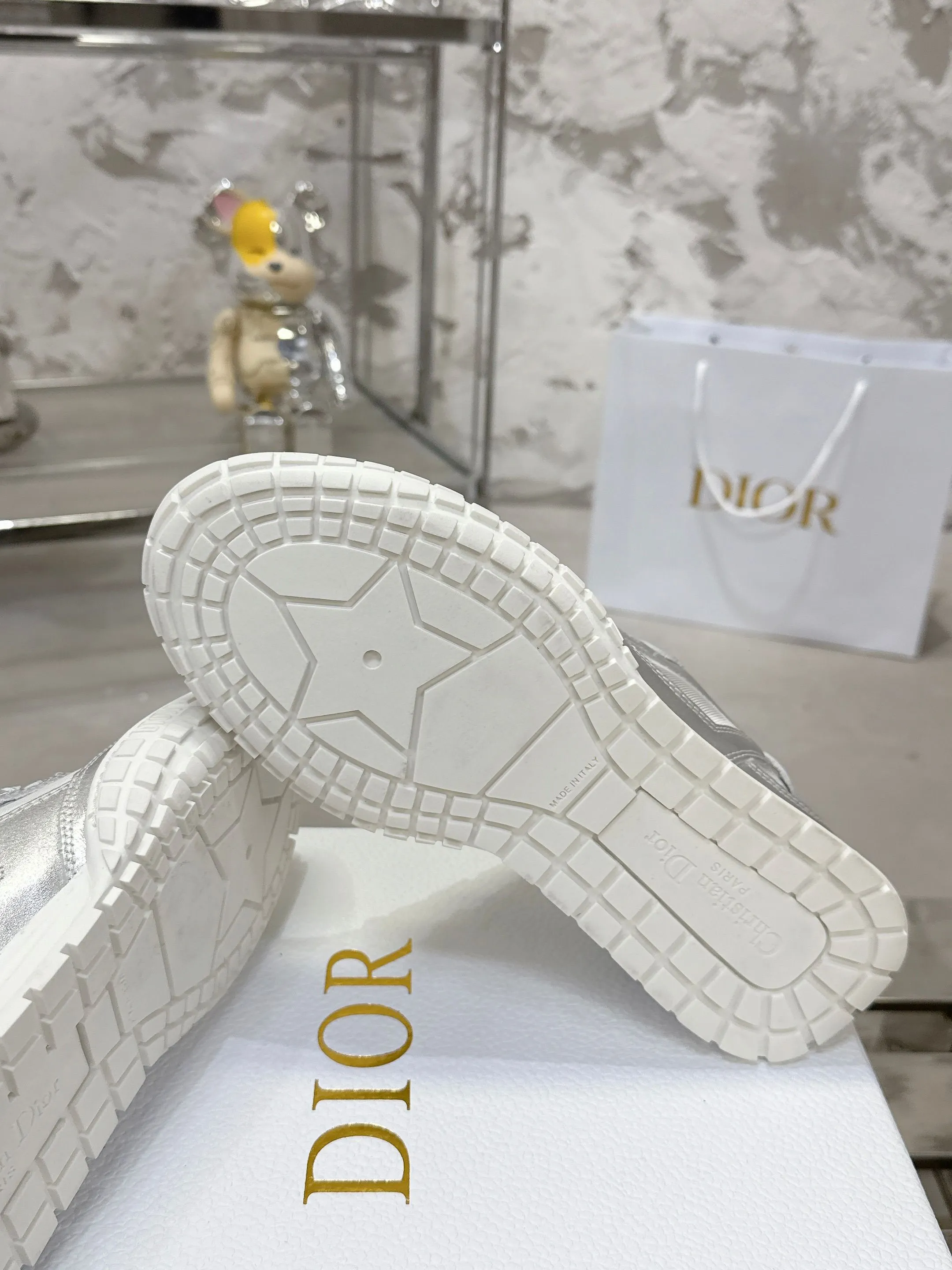 Factory price 640💰 Top version! ! ! Dior Tech sneakers Dior Tech is newly launched, with exquisite color matching and autumn and winter atmosphere. This Dior Tech sneaker is a new product in the 2026 early spring ready-to-wear series. It is equipped with fashionable details and highlights the retro aesthetics. Made of calfskin and suede calfskin upper with transparent mesh side panels and ChristianDior Paris signature on the heel and tongue. A textured, tonal Dior signature sole adds couture style. Upper material: Textile, cowhide split leather, cowhide leather with Christian Dior Paris logo on the heel and tongue Textured Dior logo rubber sole embellished with Christian Dior's lucky star symbol! Size 35-46 (40 for women, 41 for men, 38.45.46, custom made and non-refundable)